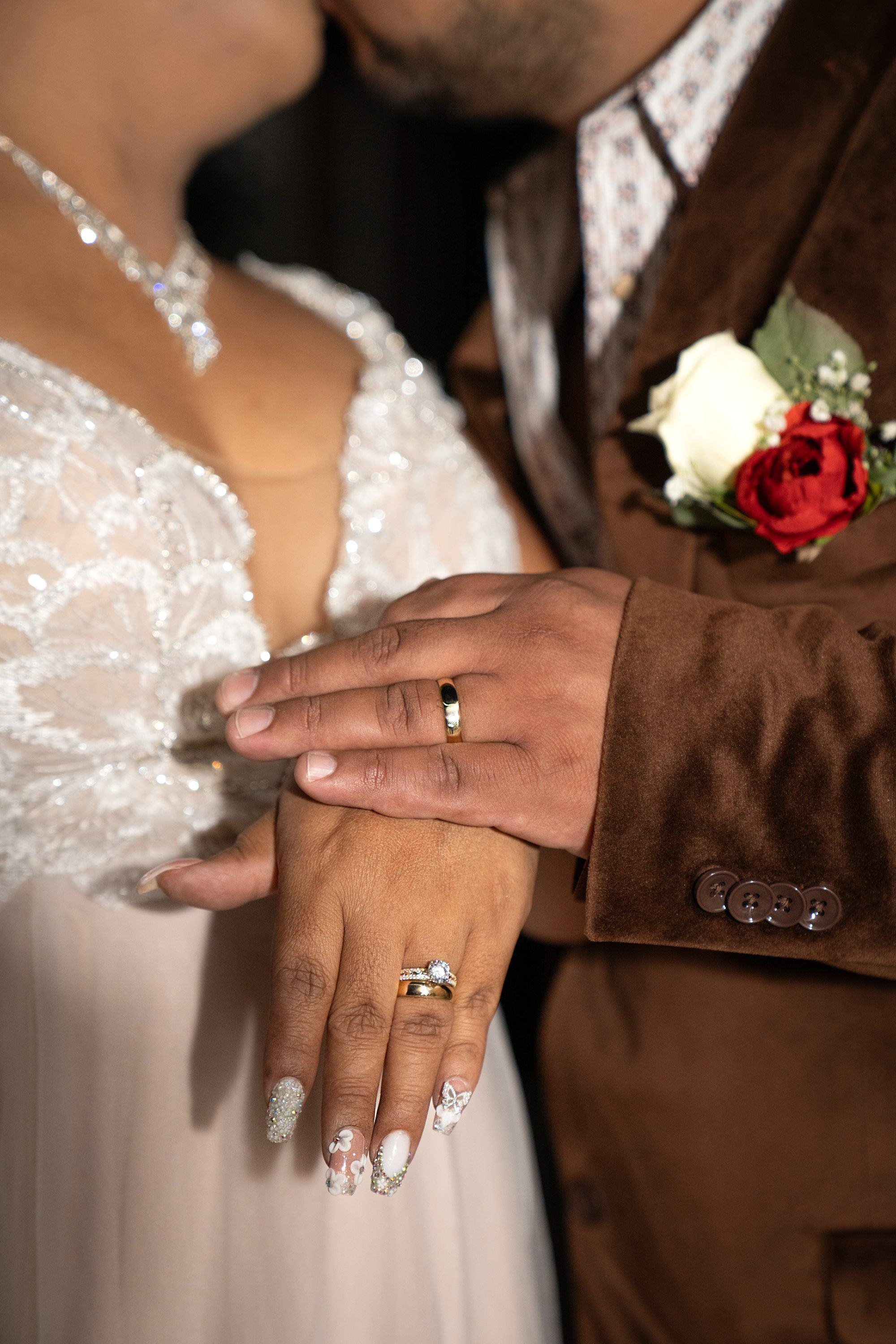 Fotografía de bodas en Richmond, Virginia: manos anillos — WENPHOTOGRAPHER