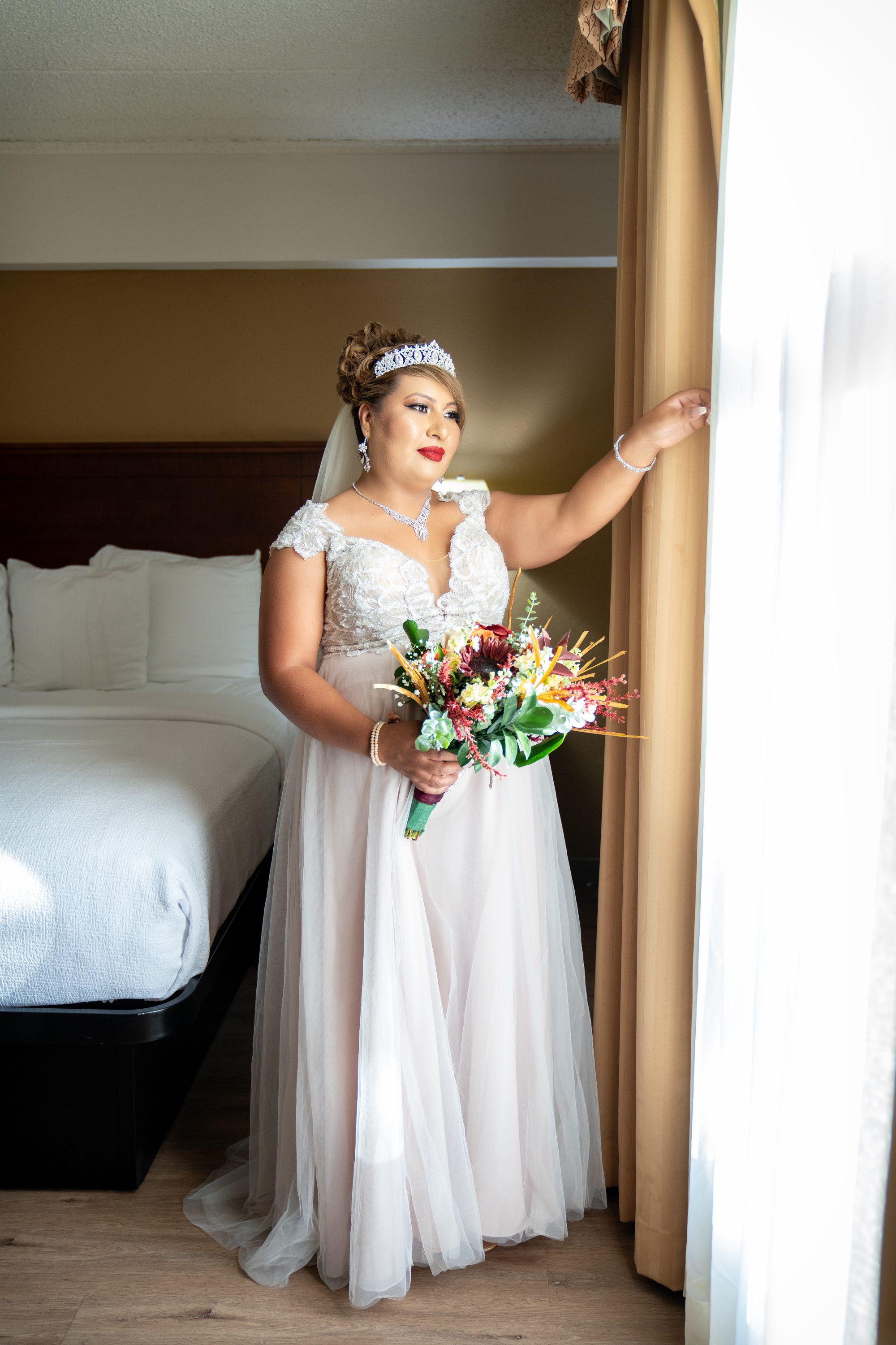 Fotografía de bodas en Richmond, Virginia: novia ventana ramo — WENPHOTOGRAPHER